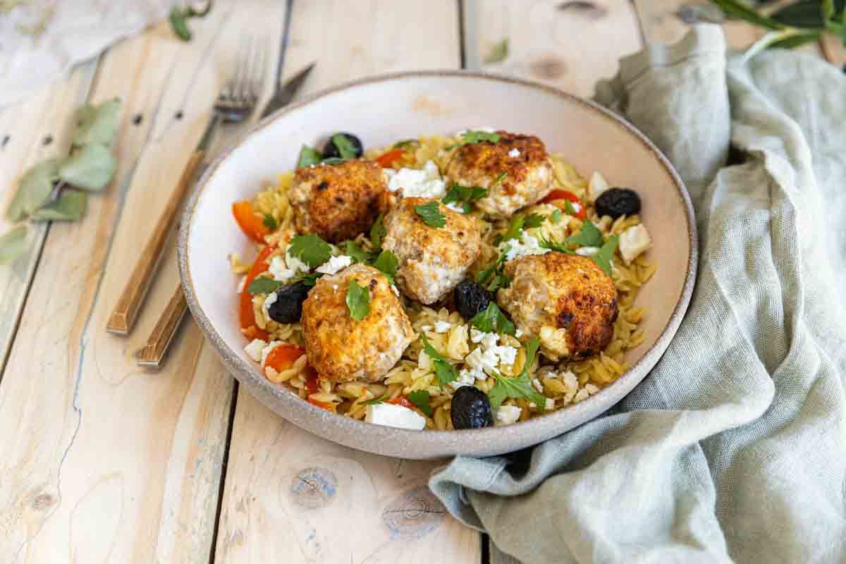 Boulettes de poulet aux poivrons et orzo à la feta
