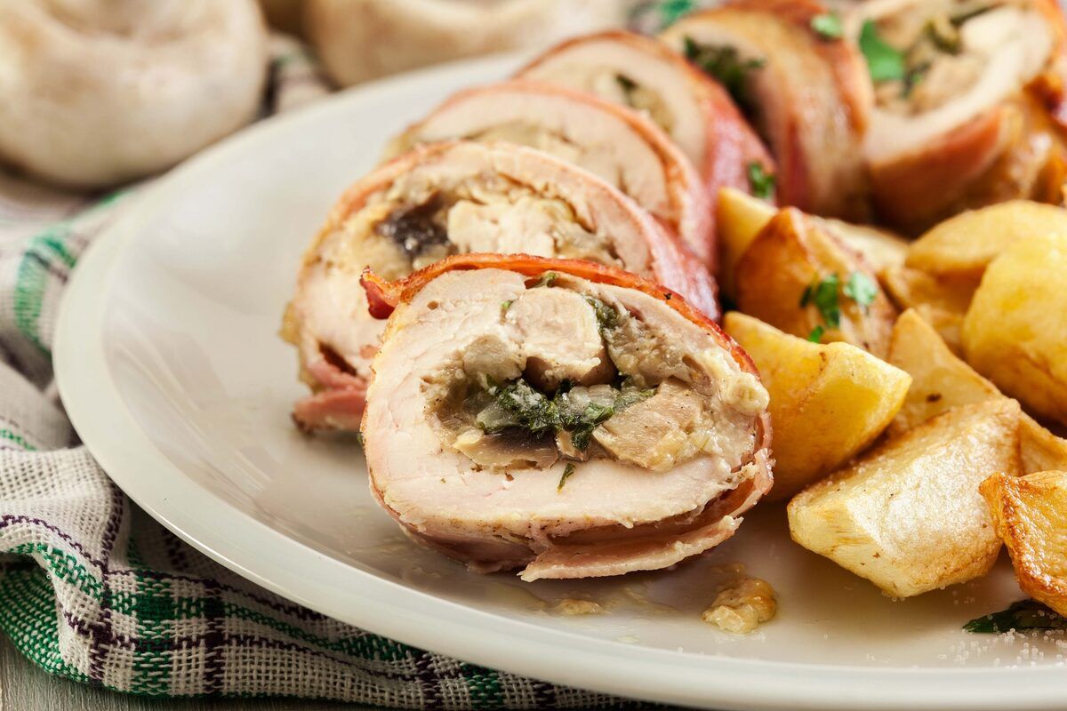 Suprême de volaille farcie et pommes de terre confites : une spécialité alsacienne à savourer