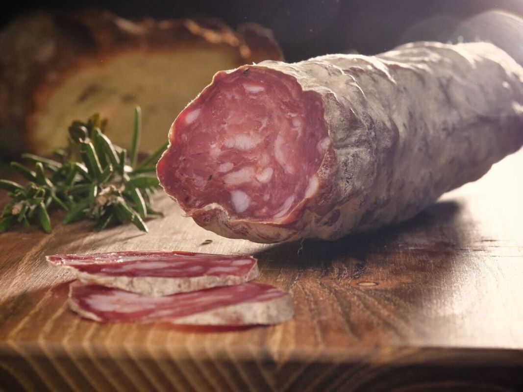 Alerte sanitaire : des saucissons Carrefour potentiellement contaminés