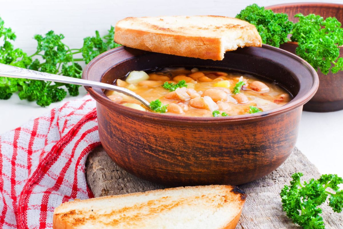 Redécouvrez la garbure : la soupe paysanne de Cyril Lignac pour réchauffer vos soirées d'hiver