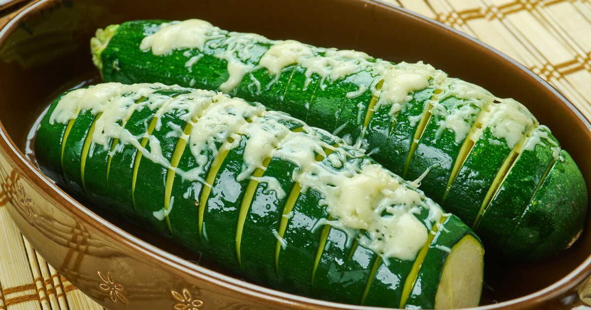 Savourez la courgette avec une délicieuse recette hasselback au bacon et mozzarella