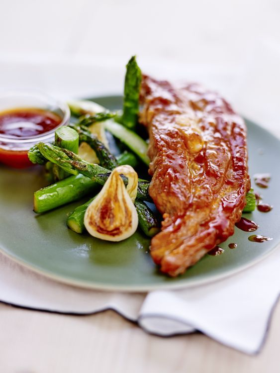 Tendron de veau laqué, sauce barbecue, oignons nouveaux et asperges vertes