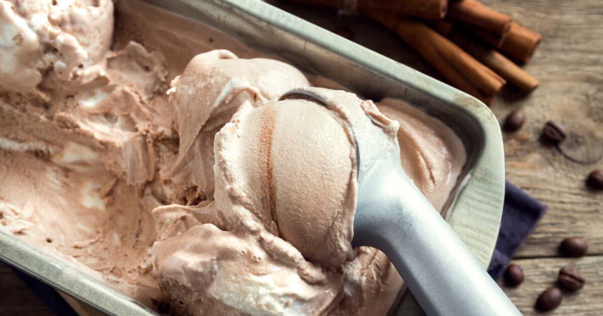 Une douceur rafraîchissante : la glace banane-choco-coco de Whoogy’s