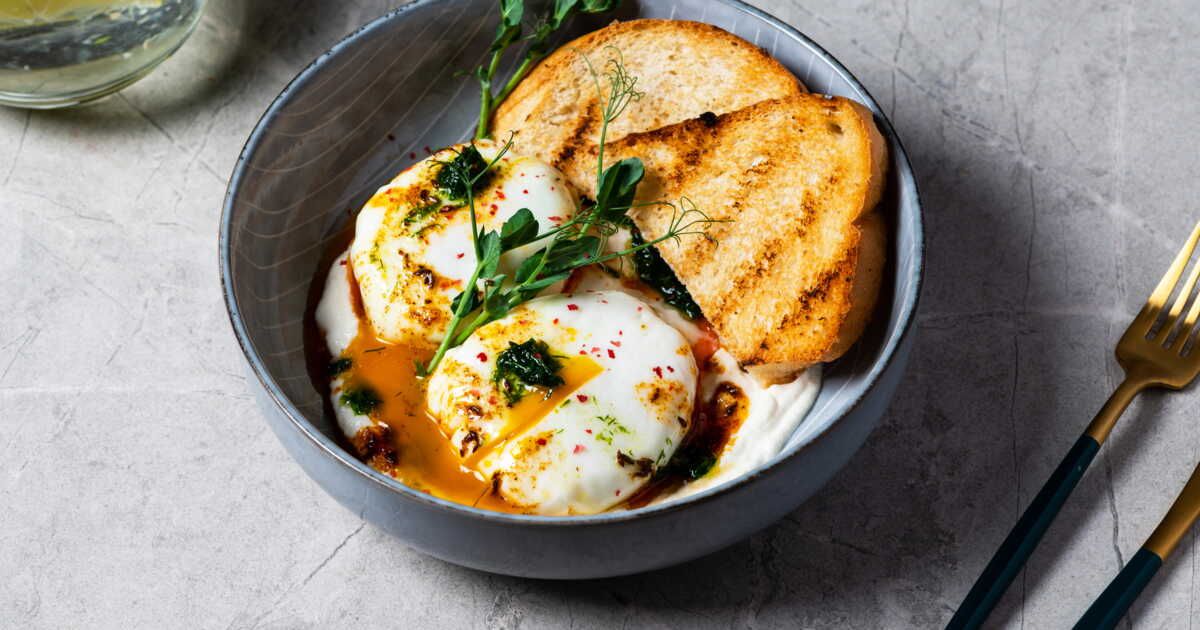 la recette irrésistible des œufs pochés au yaourt et huile épicée