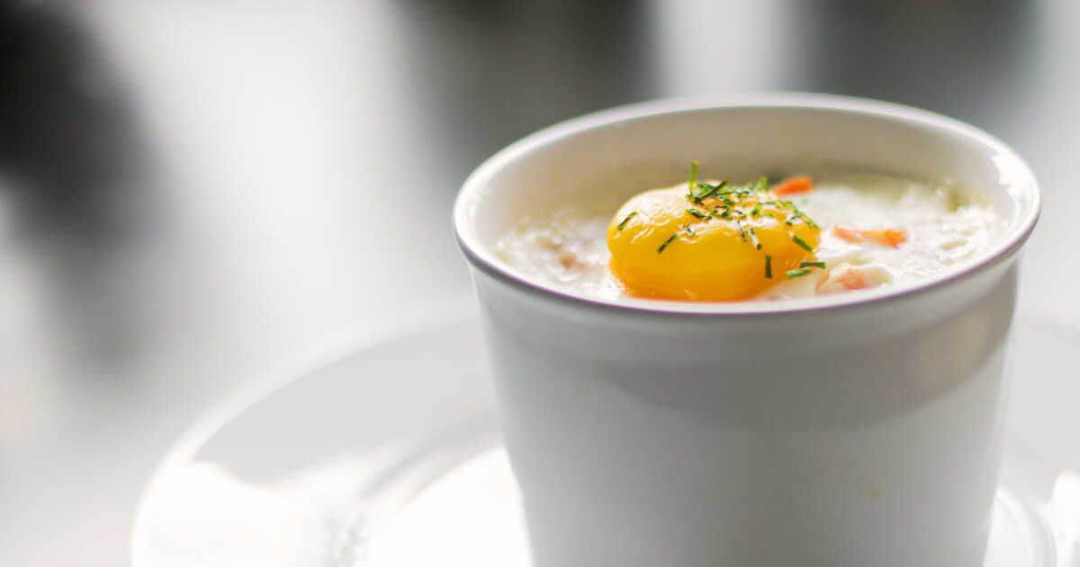 Transformez vos restes en délice : la recette express des œufs au four