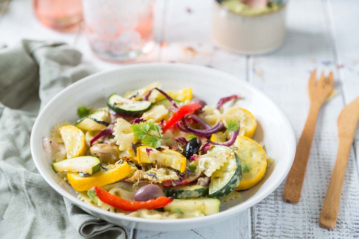 Salade de pâtes aux légumes grillés, sauce crémeuse à l’avocat