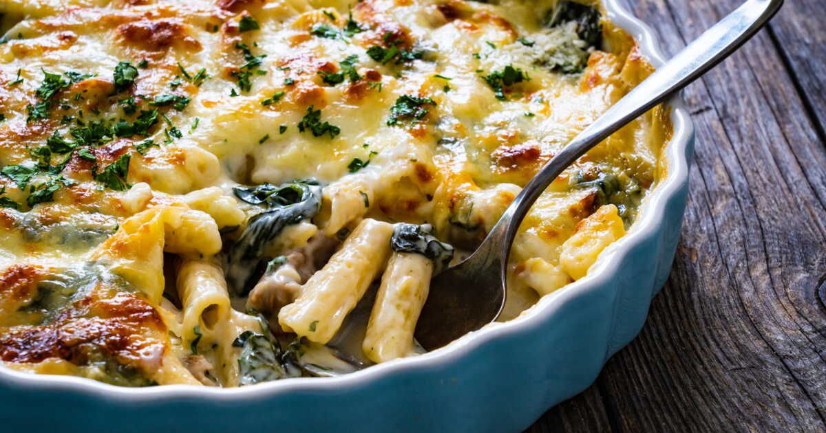 Un gratin de pâtes réconfortant aux épinards et lardons à essayer absolument