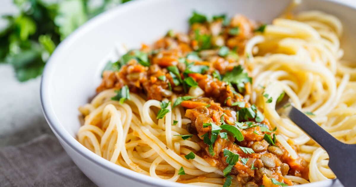 Préparez des pâtes à la bolognaise végétarienne et économique pour régaler toute la famille