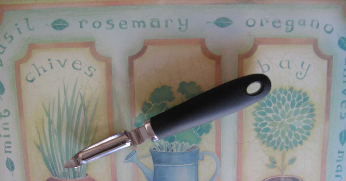 Le secret de l'économe : l'outil indémodable de la cuisine moderne