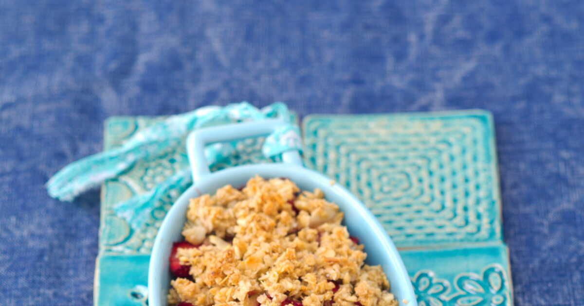 Un crumble irrésistible de rhubarbe aux amandes