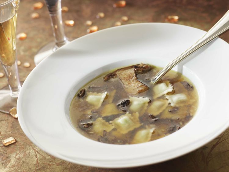 Un bouillon raffiné de cèpes et ses ravioles au foie gras