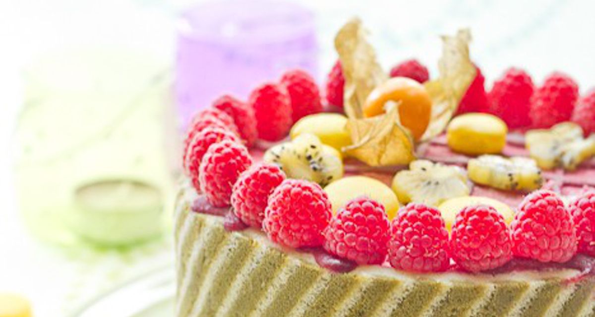 Vacherin glacé framboise & citron dans son biscuit joconde rayé matcha