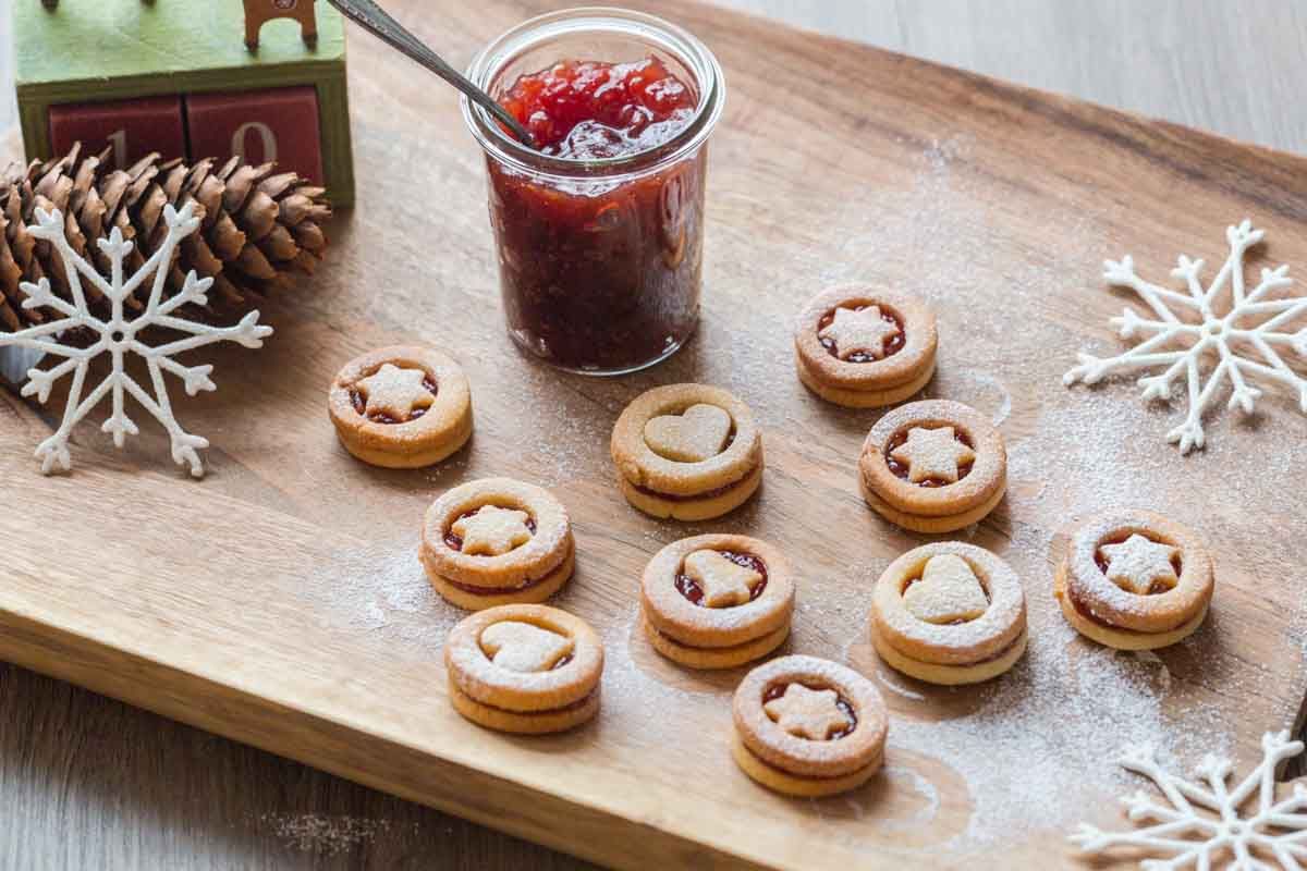 Découvrez les spitzbuebe : des bredele fourrés à la confiture pour les fêtes