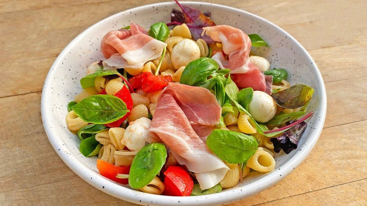 Recette simple : salade de pâtes au melon, tomates, mozzarella et jambon fumé