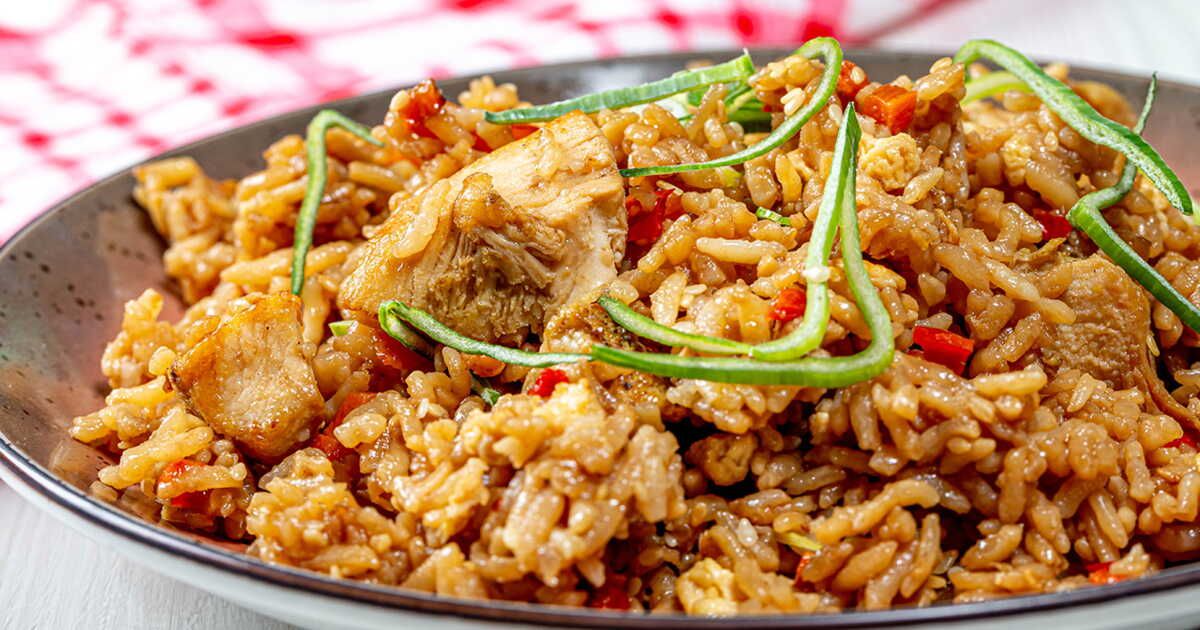 Riz sauté au poulet : une solution savoureuse et rapide pour vos pauses déjeuner