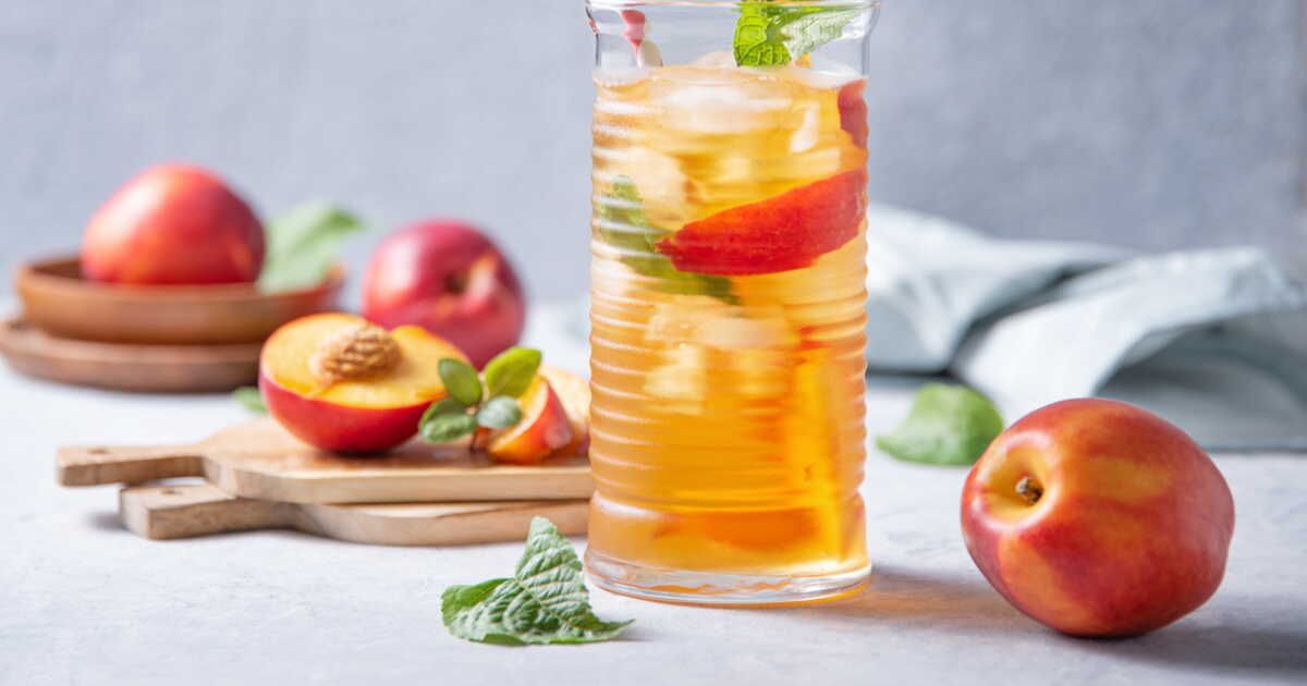Une recette d'ice tea maison à la nectarine et vanille pour un été rafraîchissant