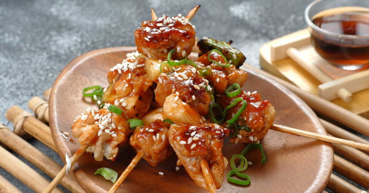 Des brochettes yakitori au bœuf et fromage prêtes en un éclair
