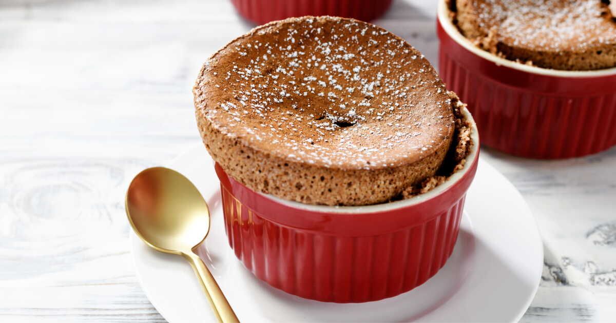 Découvrez le soufflé au chocolat de Cyril Lignac, un délice à la pointe de café