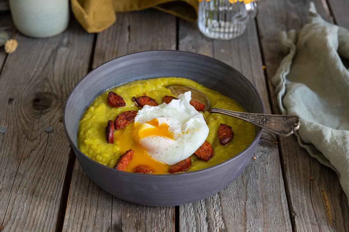 Découvrez la soupe réconfortante aux pois cassés et chorizo