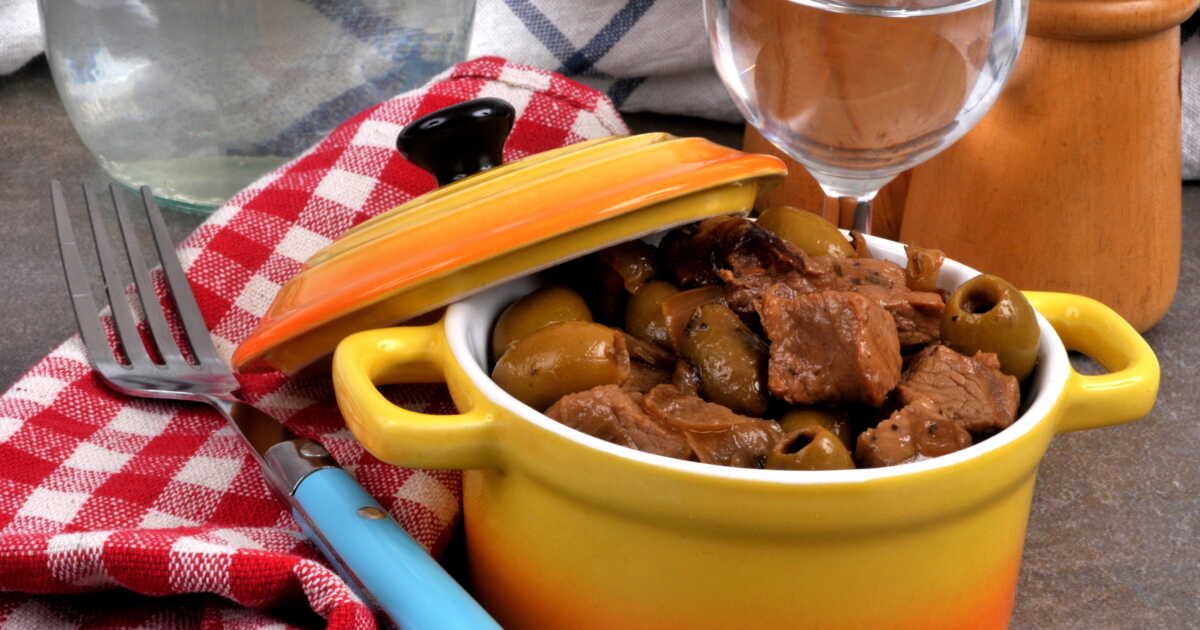 Sauté de veau aux olives : la recette familiale et facile à concocter de Julie Andrieu