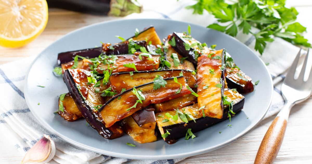 La recette inédite des frites d'aubergines au miel et au miso par une cheffe française