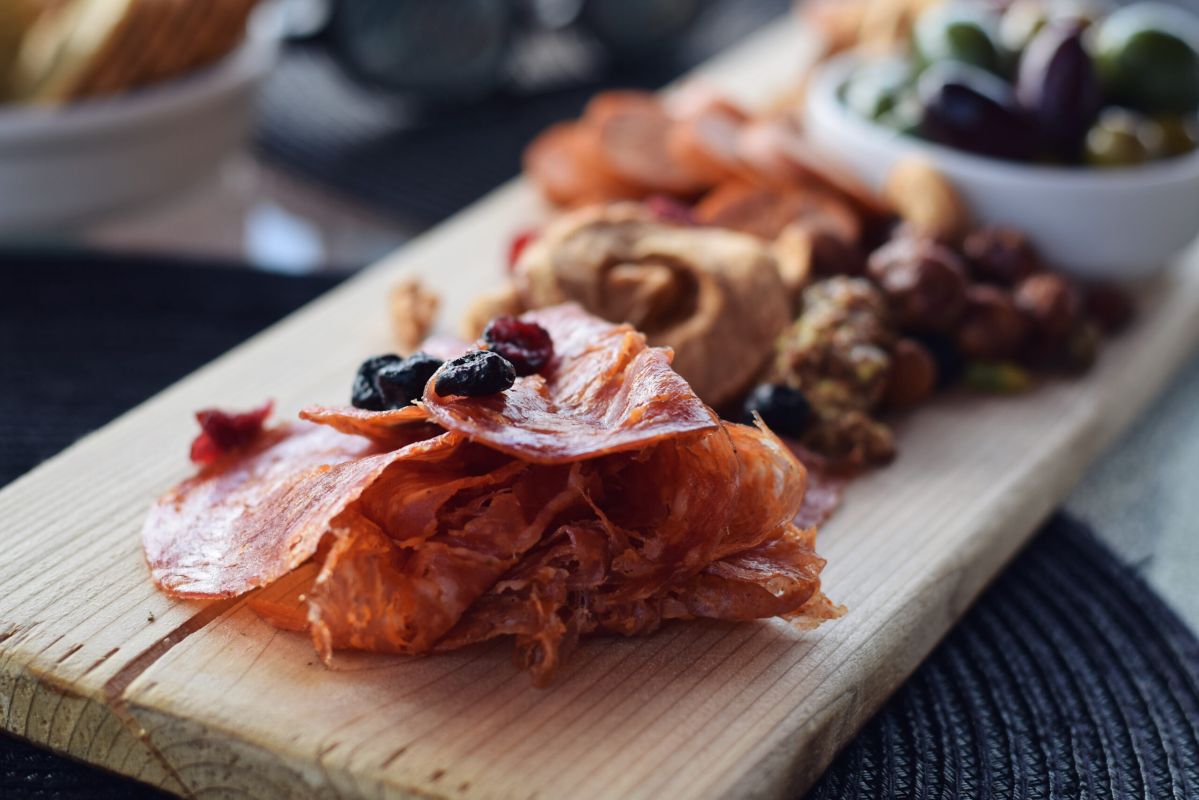 Un rapport choque : les nitrites de charcuterie au cœur du risque de cancer du colon