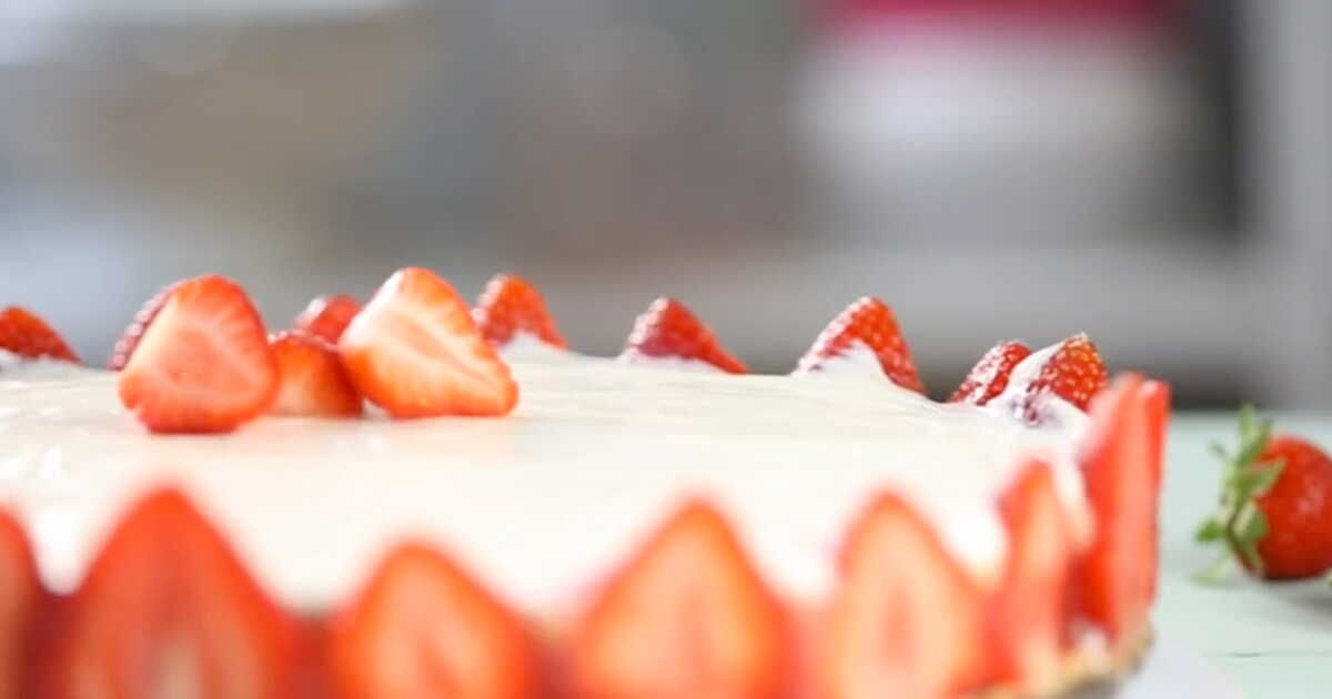 Un cheesecake fraises-rhubarbe qui ravira vos papilles