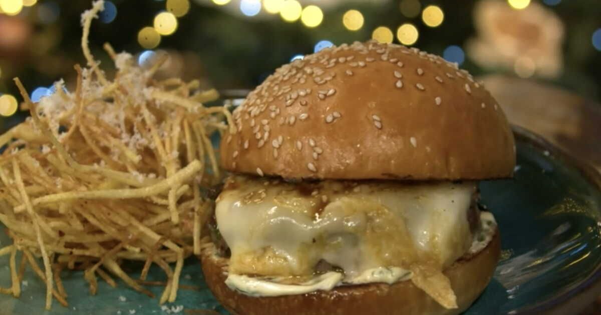 découvrez le burger savoyard de cyril lignac et ses frites au fromage irrésistibles