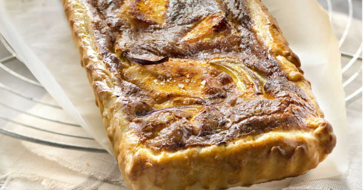 Une quiche savoureuse au poulet et à la noix de coco épicée