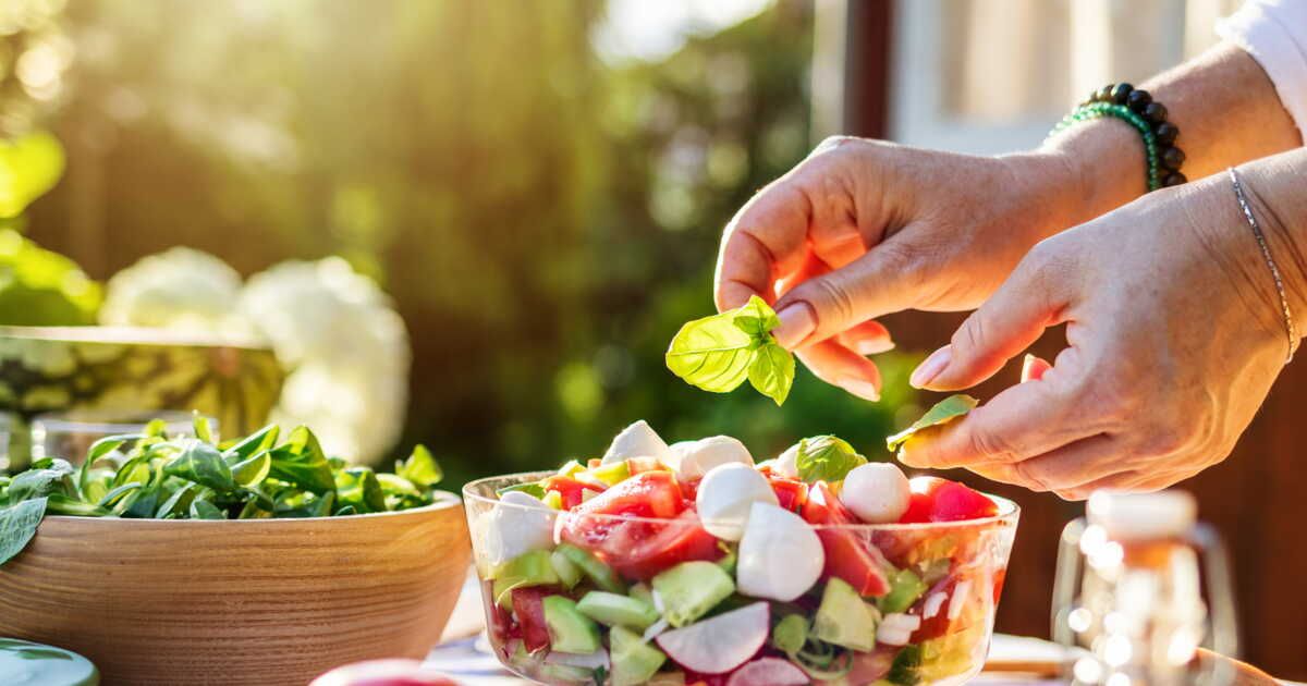 Des salades estivales riches en fruits pour un repas rafraîchissant