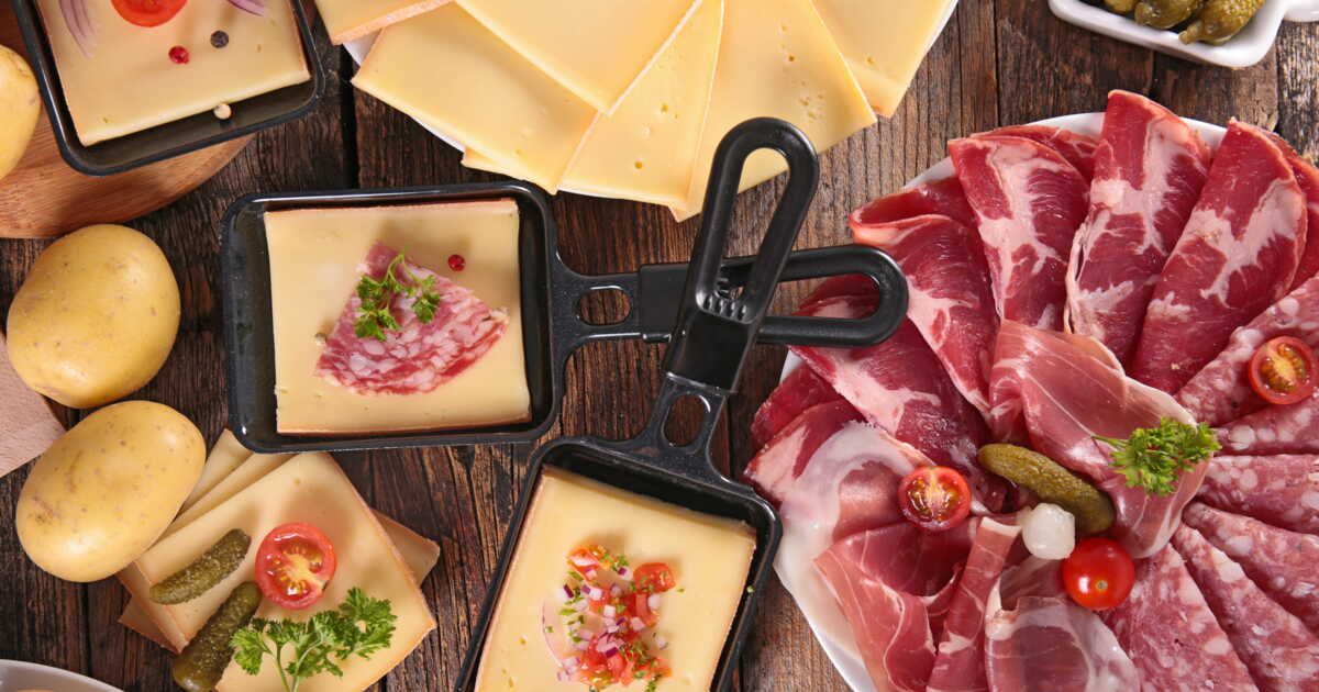 Réveillez vos soirées raclette avec une planche de charcuterie et fromage élégante
