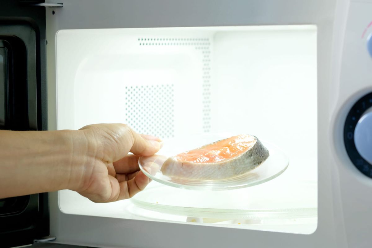 Voici une solution naturelle pour enlever l'odeur de poisson dans votre micro-ondes