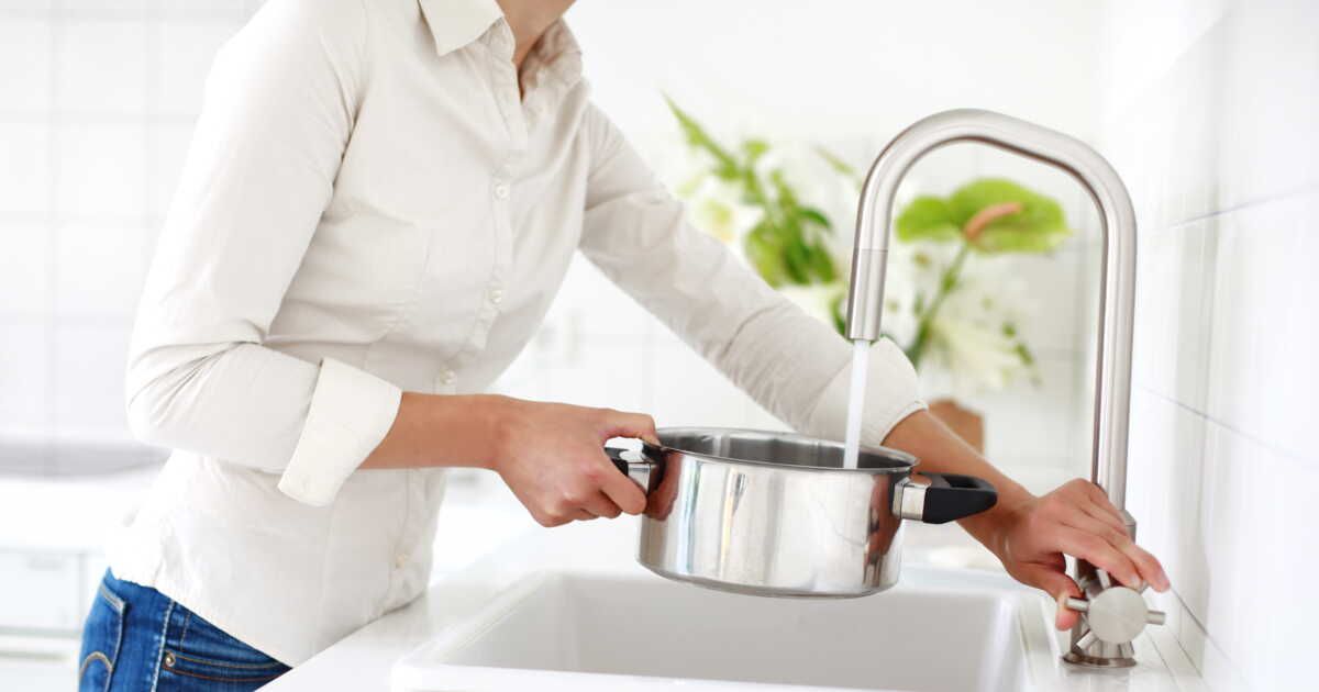 les risques insoupçonnés de l'eau chaude du robinet dans votre cuisine