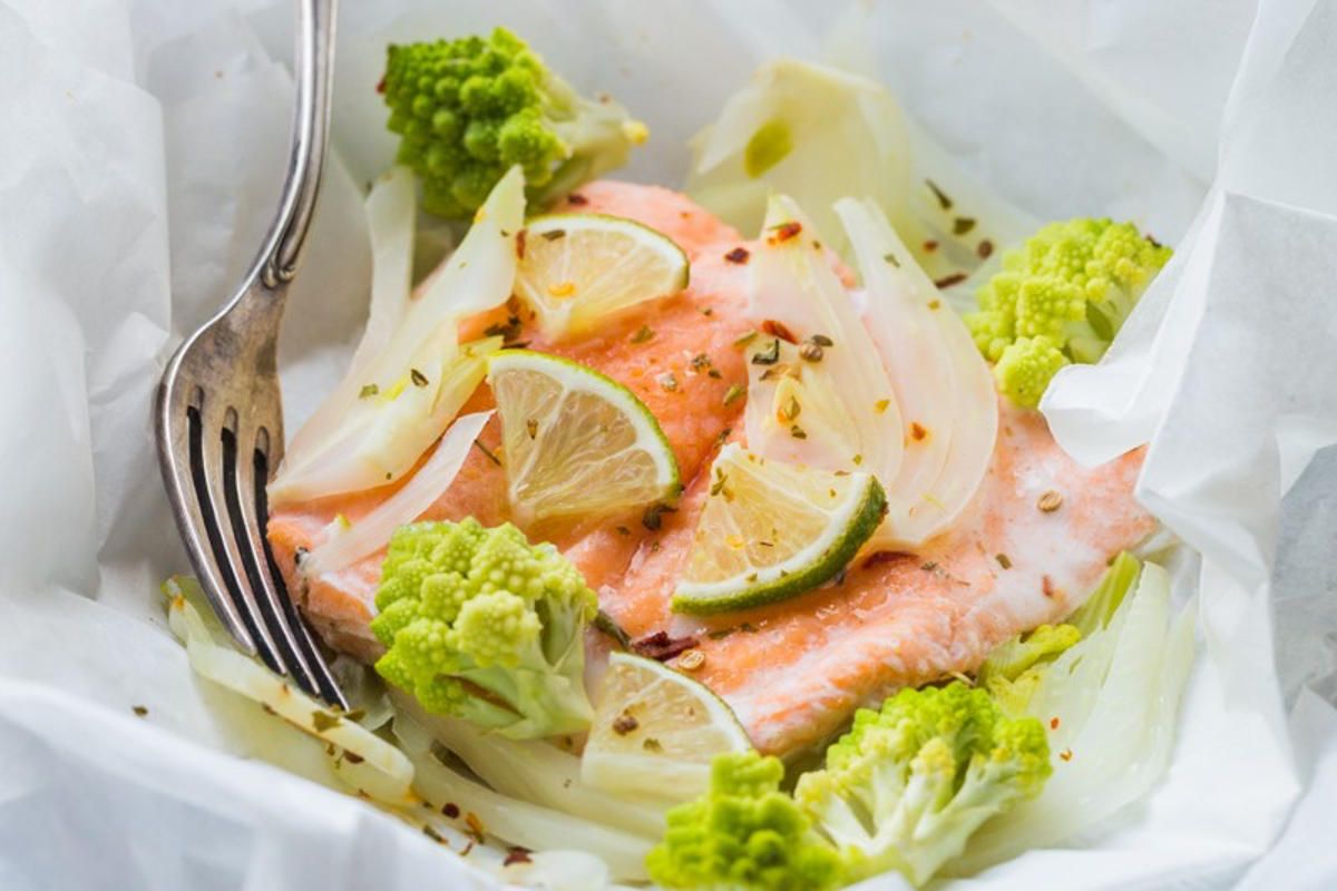 Savourez une papillote de truite au fenouil et chou romanesco