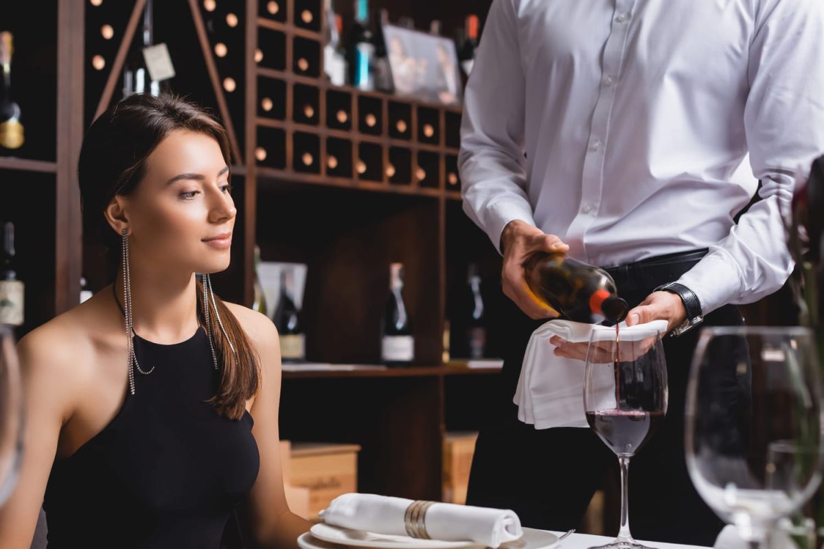 Un restaurant parisien révolutionne l'expérience des vins à prix caviste