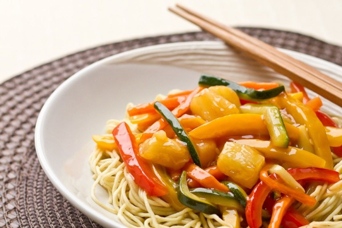 Un délice sucré-salé : wok de légumes aigre-douce à la sauce ketchup