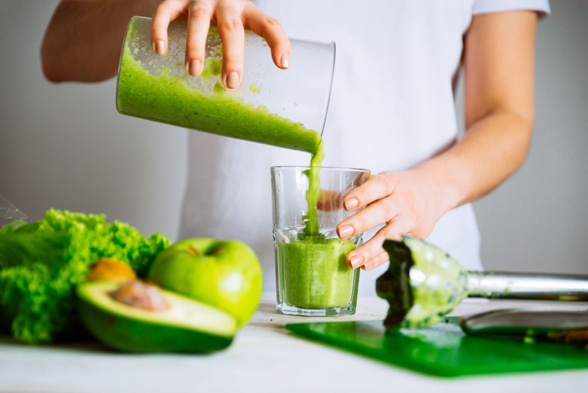 Smoothies, jus et eaux détox : quelle boisson saine privilégier ?