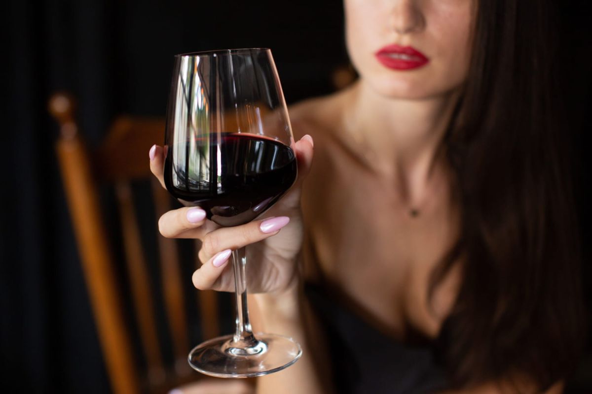 Comment maîtriser l'art de tenir son verre à vin avec élégance